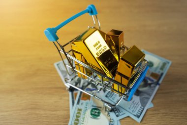 Altın külçeleri at arabasında, yakın plan..