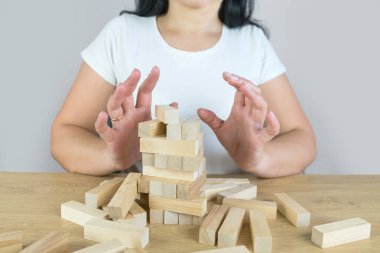 Yerleştirme veya ahşap blok kule çekerek işkadını el. İş planlama, Risk Yönetimi, çözüm ve strateji kavramları