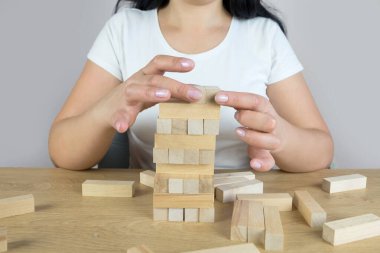 Yerleştirme veya ahşap blok kule çekerek işkadını el. İş planlama, Risk Yönetimi, çözüm ve strateji kavramları