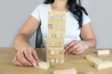 Yerleştirme veya ahşap blok kule çekerek işkadını el. İş planlama, Risk Yönetimi, çözüm ve strateji kavramları