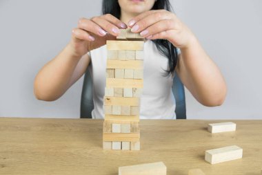 Yerleştirme veya ahşap blok kule çekerek işkadını el. İş planlama, Risk Yönetimi, çözüm ve strateji kavramları