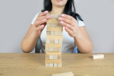 Yerleştirme veya ahşap blok kule çekerek işkadını el. İş planlama, Risk Yönetimi, çözüm ve strateji kavramları