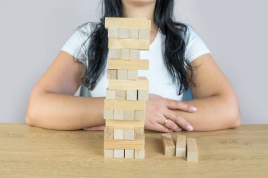 Yerleştirme veya ahşap blok kule çekerek işkadını el. İş planlama, Risk Yönetimi, çözüm ve strateji kavramları