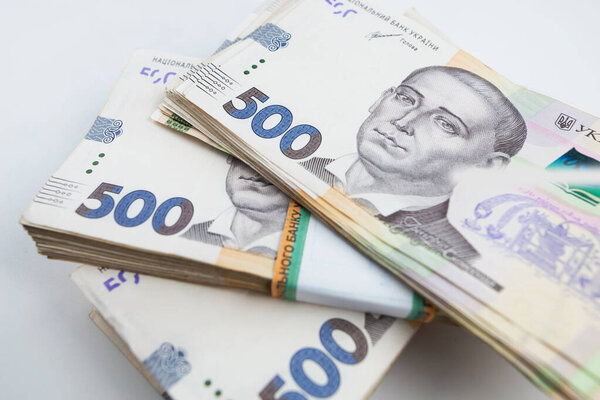 на белом фоне пачка гривен. Финансовая концепция. Украинские деньги. 500 гривен на белом фоне.