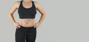 Spor bluz ve taytlı güzel bir kadın vücudunun yakın çekimi. Sportif kız, siyah beyaz fotoğraf, ekin fotoğrafı, afiş, kopyalama alanı.