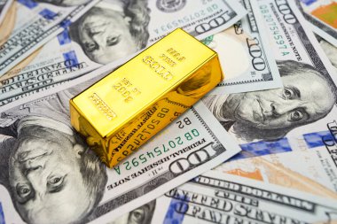 Finans tasarrufu yatırım kavramı 100 Amerikan dolarının arka planında altın külçeler