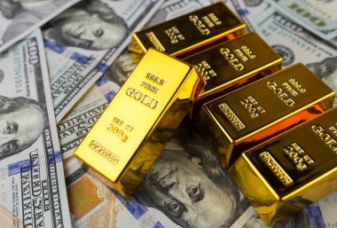 Finans tasarrufu yatırım kavramı 100 Amerikan dolarının arka planında altın külçeler