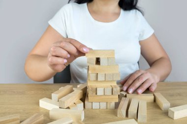 Yerleştirme veya ahşap blok kule çekerek işkadını el. İş planlama, Risk Yönetimi, çözüm ve strateji kavramları