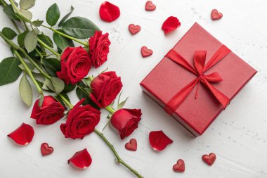 Üst manzara, bir buket gül hediye kutusu, Sevgililer Günü
