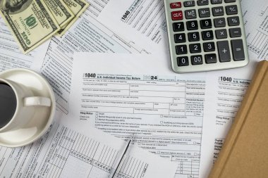 Vergi formları 1040. 2024 yıl, iş vergisi konsepti.