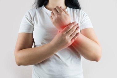 Bir kadının bileğinde ağrı vardır. Sağlık hizmeti kavramı.