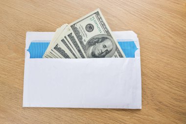Masada beyaz bir zarf içinde dolar..