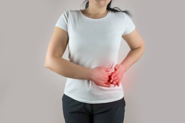 Yan tarafım ağrıyor. Dalak ağrısı var. Genç kadın karın ağrısından muzdarip. Sağlık hizmeti kavramı.