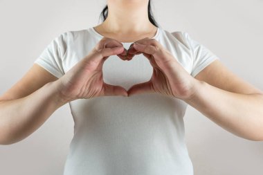 Kadın kalp hareketi yapar, gerçek duygularını gösterir. İlişki kavramı.