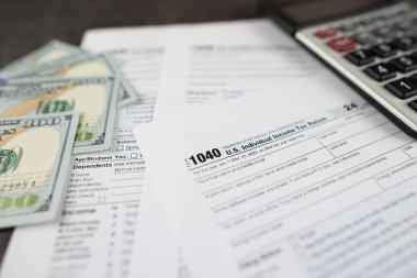 Koyu ahşap arka planda vergi formu 1040, finansal belge. Vergi zamanı.