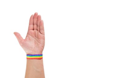 LGBT kavramı, gökkuşağı bileziği olan kadın eli, beyaz arka planda izole edilmiş, kopyalama alanı var.