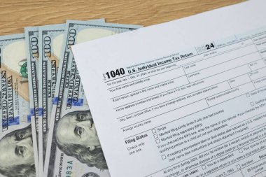 Tahta ofis masasında vergi formu 1040, mali belge. Vergi zamanı.