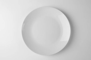 Beyaz arka planda boş beyaz plaka. Temiz tabak..