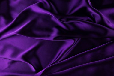 Derin, zengin, mor renkli saten. Katlanmış ve akan arka plan. Dekorasyon tasarımı. Yumuşak odaklanma. Lüks moda konsepti. Kıvrımlı koyu morumsu seksi ipek arka plan. Eğilim rengi