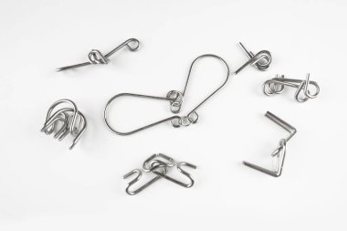 Beyaz Arkaplanda Kablo Bulmacaları (Halka Bulmacası). Farklı Metal Bulmacaları