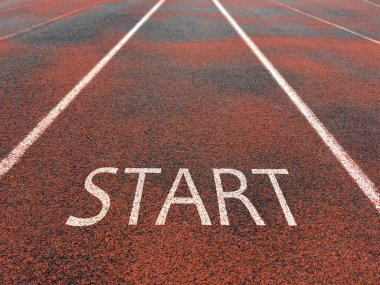Yeni başlangıçlar konsepti. Beyaz başlangıç çizgisi. Söz bir stadyumda koşu pistinde başlar. en üstteki görünüm