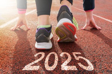 Kadınlar yolda, koşuyor, 2025 yılının başı, planlama, hedef ve yeni yıl kararı..