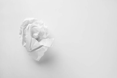 beyaz arkaplan üzerine buruşmuş kağıt topu kopyalama alanı ile