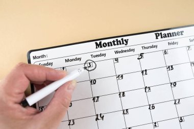 İşaretli kadın eli, planlama tarihi. Yakın plan..