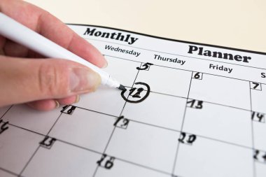 İşaretli kadın eli, planlama tarihi. Yakın plan..