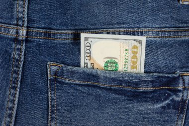 Kotun cebinde 100 dolar var. Birikim. Para hırsızlığı. Rüşvet. Pasif gelir. Yakın plan..