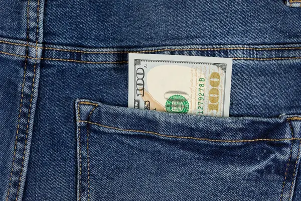 Kotun cebinde 100 dolar var. Birikim. Para hırsızlığı. Rüşvet. Pasif gelir. Yakın plan..