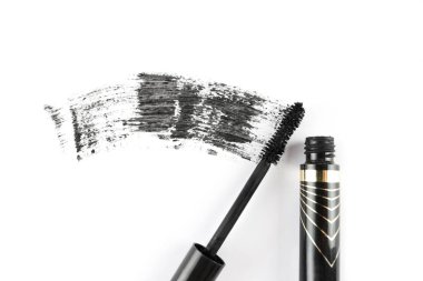 Siyah rimel ve aplikatör kokusu beyaza izole edilmiş, üst manzara. Whit 'te rimel