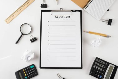 Ofis malzemelerini listelemek, beyaz arkaplanda izole etmek, boşluğu kopyalamak