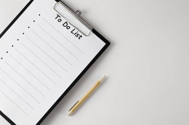 beyaz arkaplanda izole edilmiş pano arkaplanındaki listeyi yapmak için.