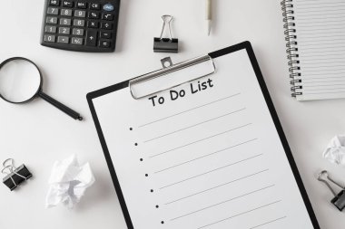 Ofis malzemelerini listelemek, beyaz arkaplanda izole etmek, boşluğu kopyalamak