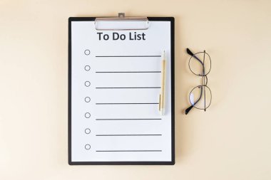 pano arkaplanında listelenecek, bej arkaplanda izole edilmiş, kopyalama alanı