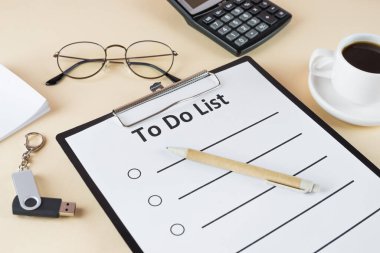 Ofis malzemelerini listelemek, bej arka planda izole etmek, boşluğu kopyalamak