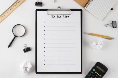 Ofis malzemelerini listelemek, beyaz arkaplanda izole etmek, boşluğu kopyalamak