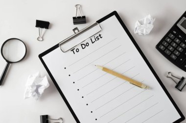 Ofis malzemelerini listelemek, beyaz arkaplanda izole etmek, boşluğu kopyalamak