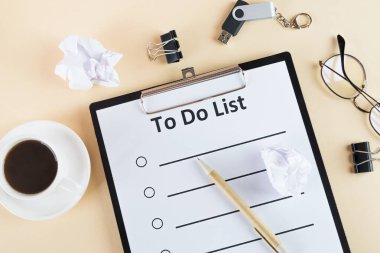 Ofis malzemelerini listelemek, bej arka planda izole etmek, boşluğu kopyalamak