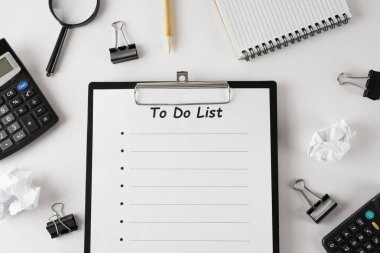 Ofis malzemelerini listelemek, beyaz arkaplanda izole etmek, boşluğu kopyalamak