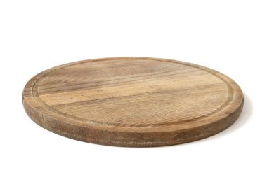 Tahta yuvarlak tahta. Pizza tahtası beyaz arkaplanda izole edildi