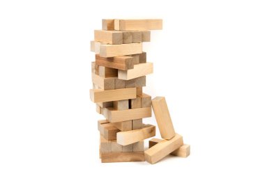 Beyaz arka plan üzerinde ahşap bloklar Kulesi