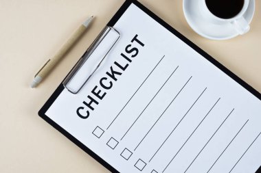 Bej arkaplan üzerindeki kontrol listesi, kopyalama alanı.