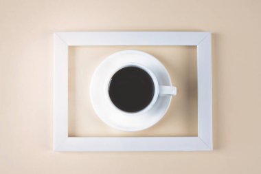 Bej arkaplan görünümlü bir fincan espresso.