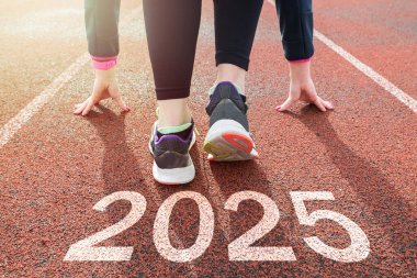 Kadınlar yolda, koşuyor, 2025 yılının başı, planlama, hedef ve yeni yıl kararı..