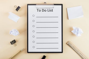 Ofis malzemelerini listelemek, bej arka planda izole etmek, boşluğu kopyalamak