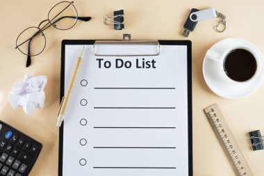 Ofis malzemelerini listelemek, bej arka planda izole etmek, boşluğu kopyalamak