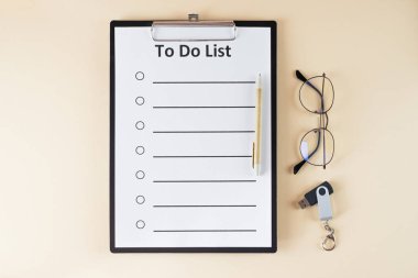 pano arkaplanında listelenecek, bej arkaplanda izole edilmiş, kopyalama alanı