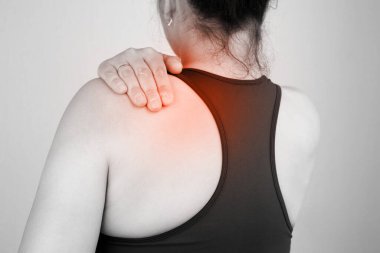 Boynu ve sırtı ağrıyan bir kadın boynu, dikiz aynası, yakın çekim..